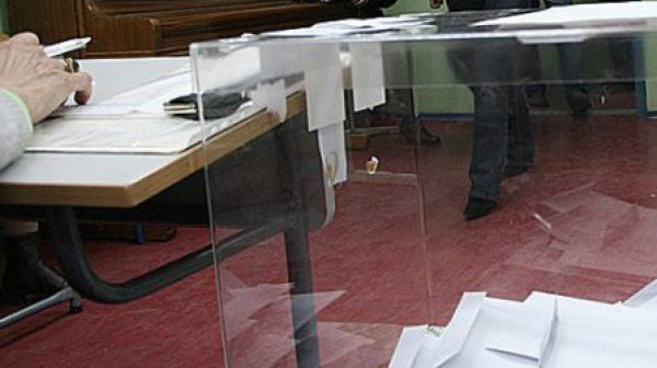 Настана хаос: Замениха ”кабинките” за гласуване с ”паравани”