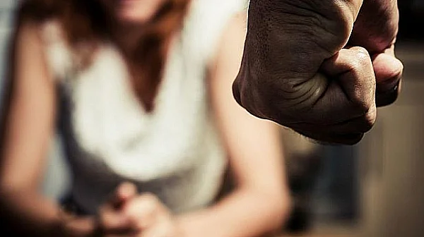 Системата продължава да не работи: Мъж би и блъска бременната си жена в София