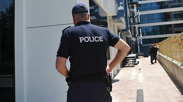 Банкова служителка се сби с обирджийка с фалшив пистолет в София