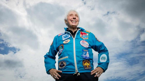 Пилотка на 82 години ще излети в Космоса