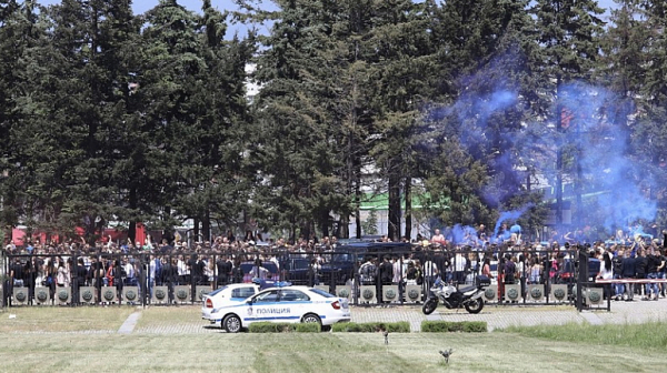 Близо 2000 абитуриенти празнуват в района на НИМ в Бояна. Полицията изпраща допълнителни екипи