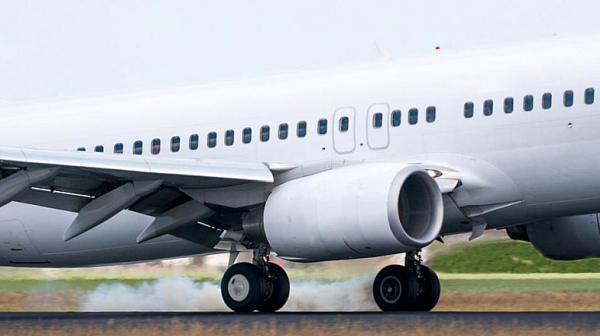 Самолет с близо 200 души на борда катастрофира на летището в Индия