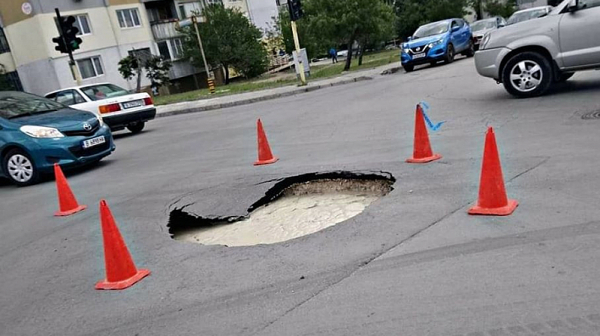 Нова дупка зейна върху асфалта във Варна