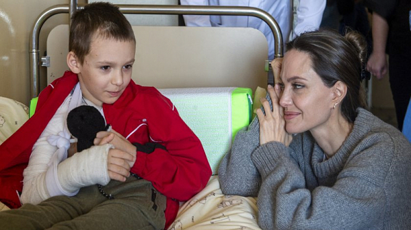 Анджелина Джоли се срещна с ранени украински деца