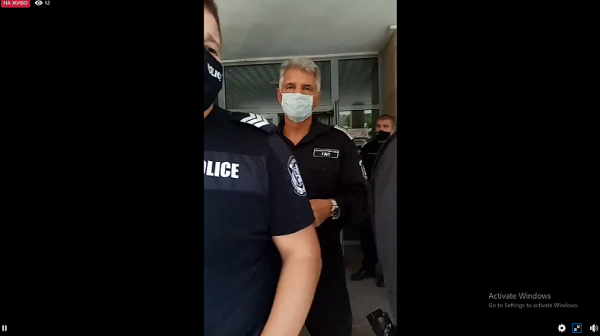 Полицейски произвол! Не пуснаха хора в районния съд в Пловдив на публичното дело за хвърляне на яйца /видео/