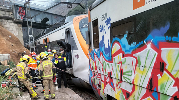 Най-малко 155 ранени след сблъсък на два влака край Барселона