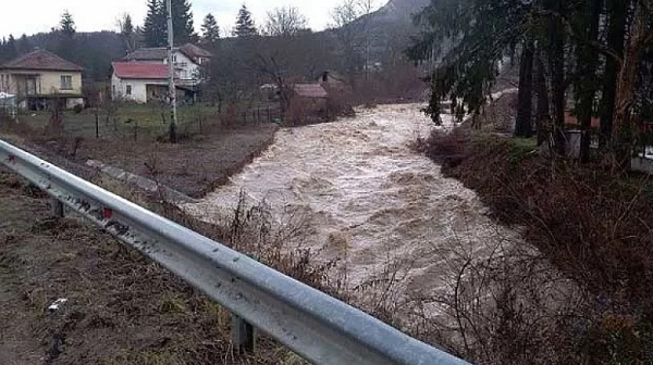 Дъждът разруши водохващане за общините Рила и Кочериново