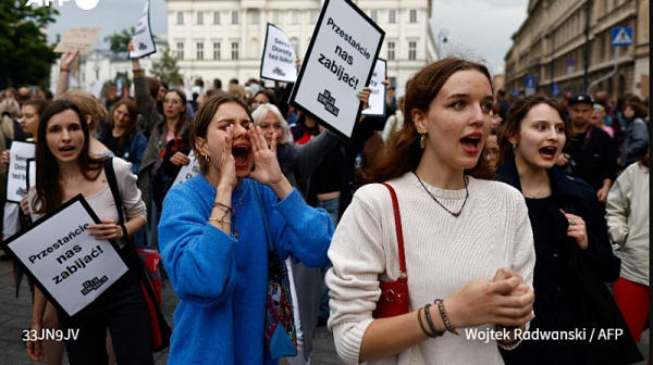 След поредната смърт на бременна: Хиляди в Полша протестираха срещу забраната за аборти