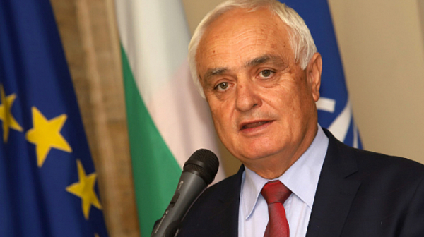 Запрянов уверява: Армията е подсигурена с бензин и дизел за една година