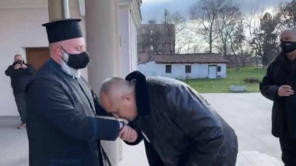 Борисов пак си спомни за комунистите. Посети католически храм в Раковски