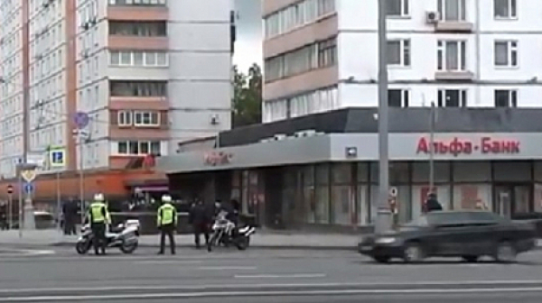 Мъж взе заложници и заплаши да взриви банка в центъра на Москва /видео/