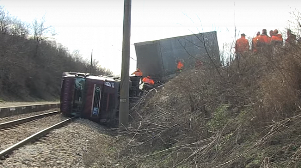 Камион падна на жп линията край Русе. Няма пострадали