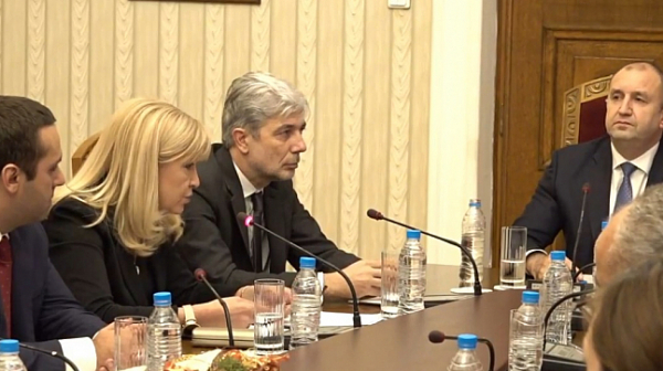 Радев пита министри за тежката ситуация на водния сектор