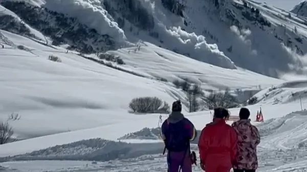 Лавина уби трима във Френските Алпи