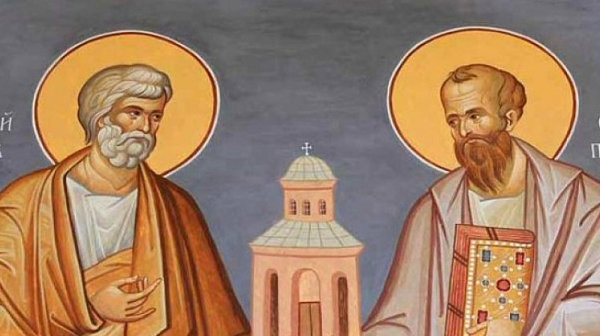 Огън, плодове и кокошки: Българите празнуват Петровден