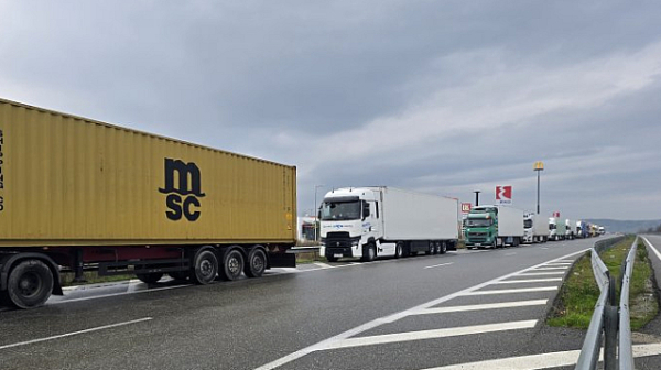 Блокадата на гръцките фермери продължава, километрични колони