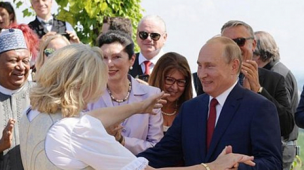 Танцувалата с Путин австрийска министърка номинирана за шеф в Роснефт