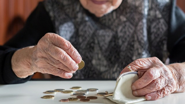 Възрастни хора даряват пенсиите си за различни болници