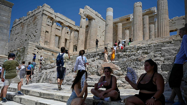 В Гърция става опасно горещо, термометрите удрят 44 градуса, жега мъчи и България