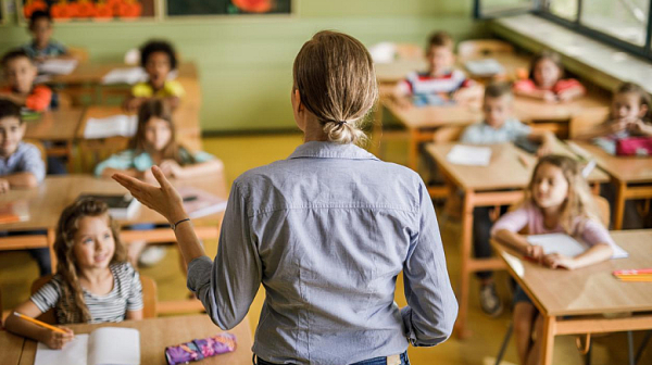 Нов проект вдига заплатите на учителите