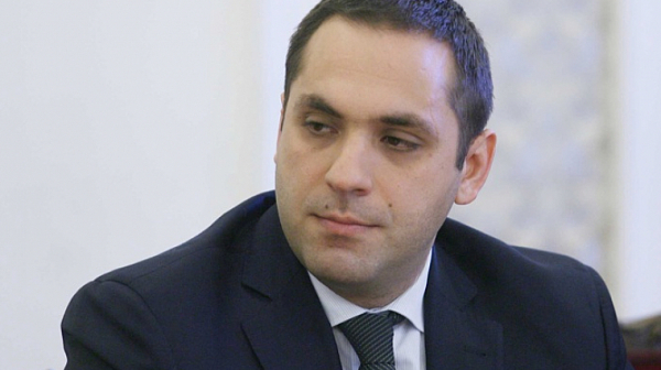 Министър Караниколов не поема отговорност за ББР, няма и оставка