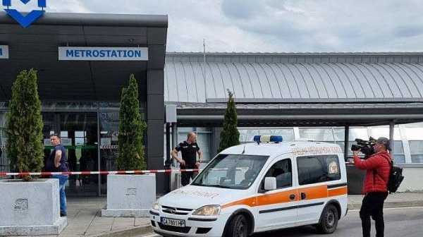 Простреляната в метрото щяла да лети за Виена. Не са били семейство с бившия военен