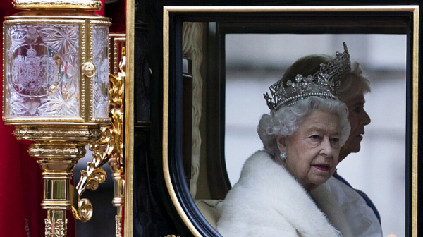 Елизабет II се върна към изпълнение на задълженията