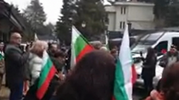 Протестиращи искат арест на Борисов пред резиденцията му
