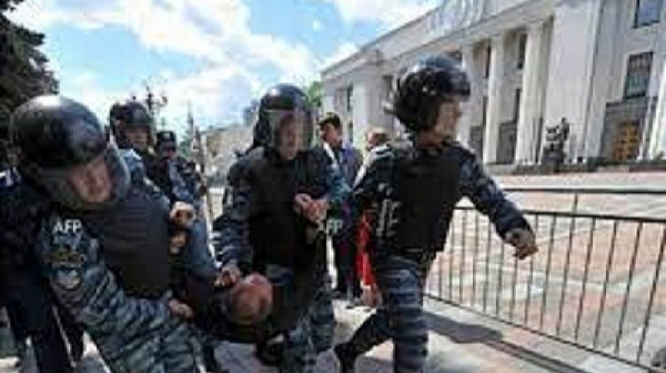 Пенсионирани украински полицаи опитаха да щурмуват парламента