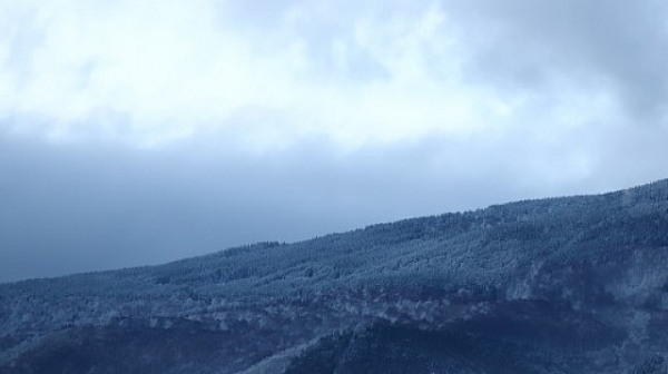 Облачно, слаби превалявания, температури до 12°