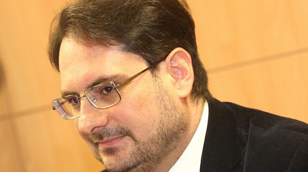 Политологът Д. Смилов: Не всички ключови министерства са в ръцете на Петков и Василев