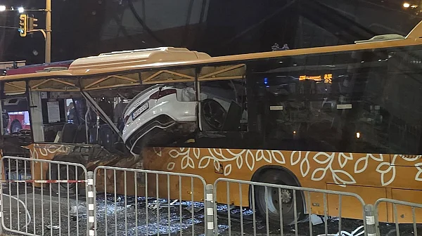 Днес ще се гледа делото срещу 21-годишния, врязал колата си в автобус миналата година