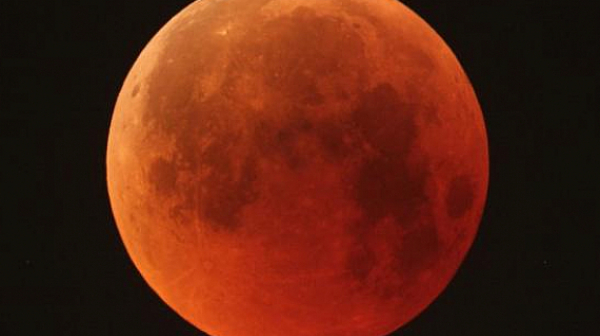 Първо пълно лунно затъмнение за 2022 - луната стана кърваво червена