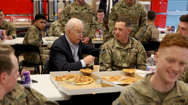 Байдън на по пица с US военнослужещи в Полша: Светът няма да е същият, но не заради Украйна