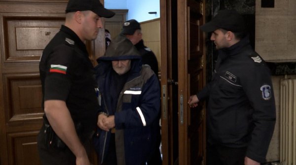 Съдът остави в ареста задържаните за въоръжен грабеж баща и син