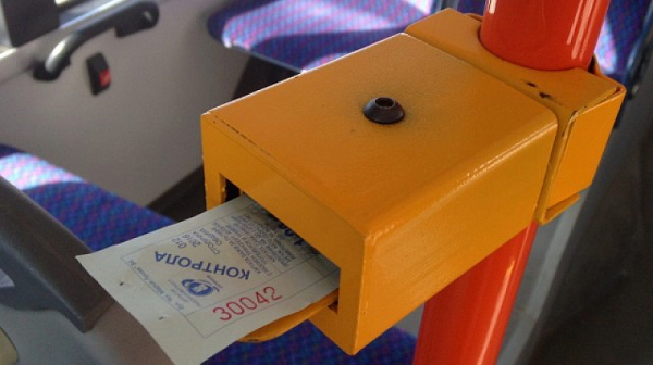 СО забранява продажба на билети от шофьорите в автобуса. А спирките без будки?