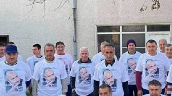 Общински работници в Стамболийски принудени да се снимат с тениски с лика на Борисов?