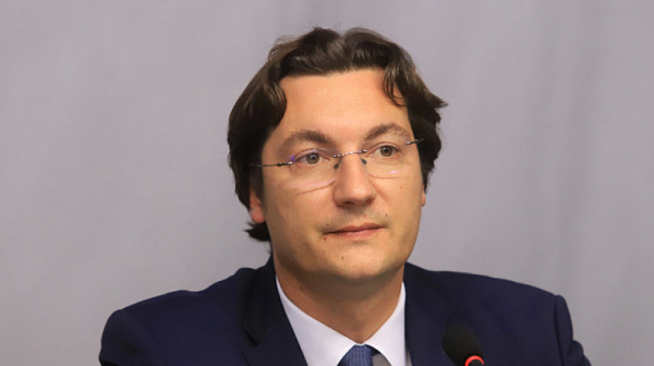 Сблъсък в президентството: Крум Зарков подава оставка заради референдума за еврото