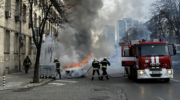 Кола пламна като факла в центъра на София