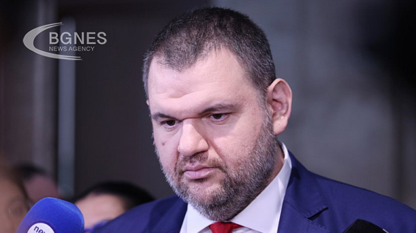 Пеевски търси отговорност от Тагарев за поканите до депутатите за парада на Богоявление