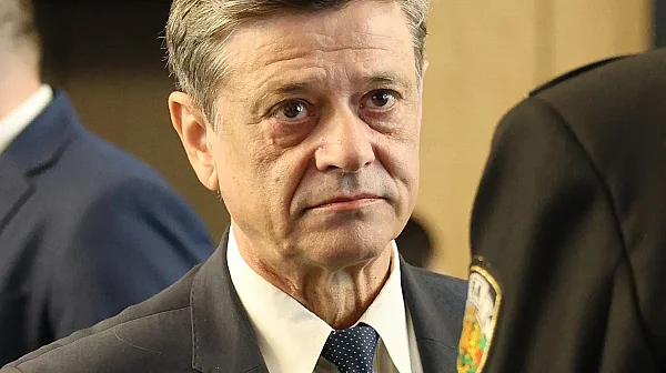 Бившият шеф на отбраната: Оставката на президента по време на криза е грешка