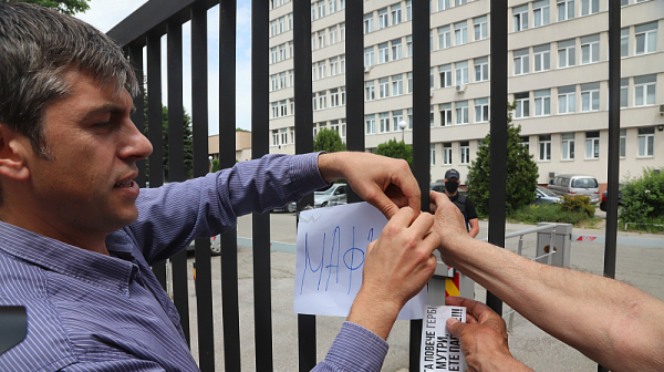 Росен Миленов от протеста пред ДАНС: Тук сме от 3 часа следобед. Близо 2300 агенти са блокирани в сградата