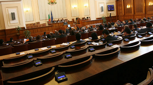 Джаз  в парламента преди заседанието, прекратиха депутатства