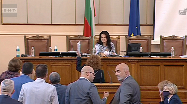 Скандал и обсада на парламентарната трибуна заради Росица Кирова и Закона за НСО