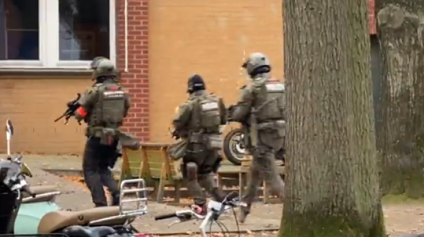 Въоръжени мъже се барикадираха в училище в Хамбург