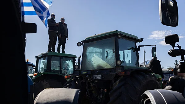 Гръцки фермери излязоха днес на протест с трактори край Солун