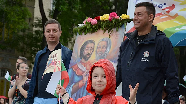Улиците оживяха от празнични шествия. Как България отбеляза 24 май /обзор/
