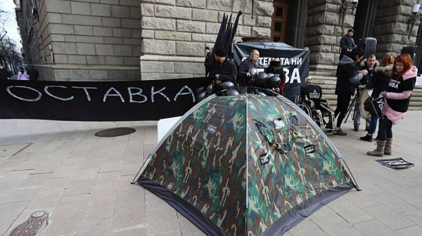 Майките опънаха палатки под прозорците на властта, искат оставката на Сачева