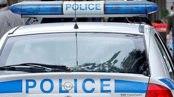 Пожарникари и полиция спасяват блокирани деца от изоставена сграда в София