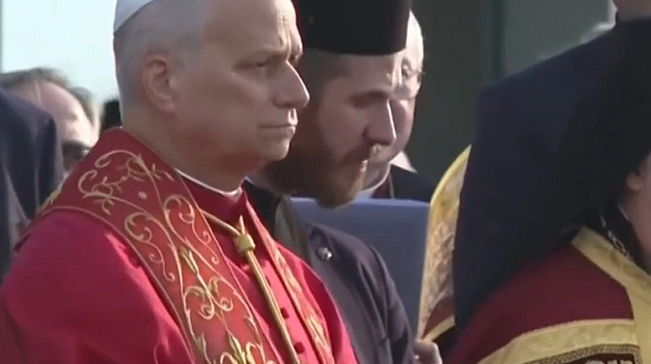 Папа Лъв  XIV се събу, но не се помоли в 